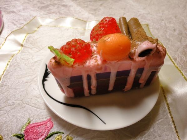 Тортик ягодный с шоколадными трубочками